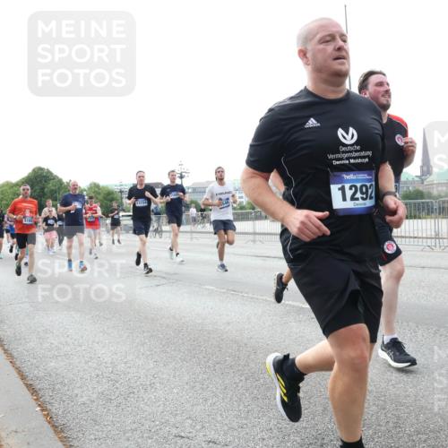 29.06.2025 - hella hamburg halbmarathon Lena Gebhardt http://msf.ph/oto/8456618 29.06.2025 10:31:33 Lombardsbrücke 5165, 13724, 11884, 546, 2, 1292, 1235, 1292, 1373, 1773, 1844, 1879, 1979, 2414, 2831, 2832, 2914, 3396, 3397, 3424, 3571, 3681, 4561, 4817, 4953, 5165, 5437, 5846, 5943, 5965, 6057, 6078, 6160, 6195, 6546, 6573, 6640, 6787, 7334, 7604, 7772, 8050, 8072, 8073, 8304, 8620, 8806, 9078, 9104, 9183, 9478, 9812, 9883, 10111, 10240, 10586, 11587, 11988, 12627, 13724, 14349, 15725, 16457, 16978, 17224, 17404, 17463, 17509, 17517, 17587, 17706, 19226 meine-sportfotos.de