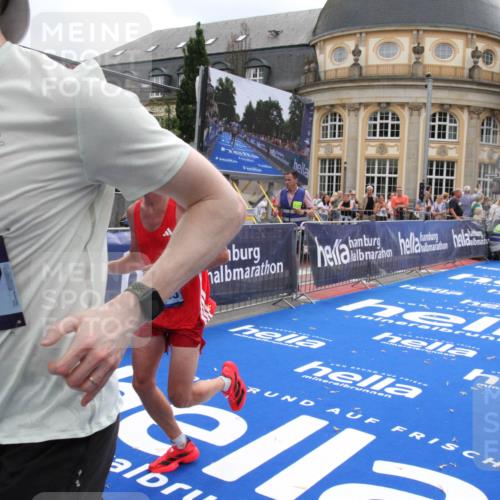 29.06.2025 - hella hamburg halbmarathon Michael Strokosch http://msf.ph/oto/8456620 29.06.2025 10:31:44 Ziel 7793, 13606, 13617, 15835, 18102 meine-sportfotos.de