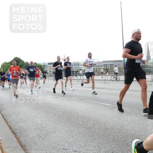 29.06.2025 - hella hamburg halbmarathon Lena Gebhardt http://msf.ph/oto/8456636 29.06.2025 10:31:33 Lombardsbrücke 5165, 10111, 13724, 17706, 1235, 1292, 1373, 1773, 1844, 1879, 1979, 2414, 2831, 2832, 2914, 3396, 3397, 3424, 3571, 3681, 4561, 4817, 4953, 5165, 5437, 5846, 5943, 5965, 6057, 6078, 6160, 6195, 6546, 6573, 6640, 6787, 7334, 7604, 7772, 8050, 8072, 8073, 8304, 8620, 8806, 9078, 9104, 9183, 9478, 9812, 9883, 10111, 10240, 10586, 11587, 11988, 12627, 13724, 14349, 15725, 16457, 16978, 17224, 17404, 17463, 17509, 17517, 17587, 17706, 19226 meine-sportfotos.de