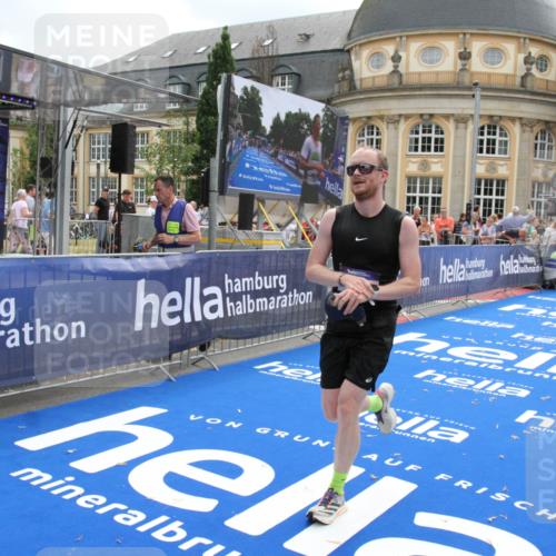 29.06.2025 - hella hamburg halbmarathon Michael Strokosch http://msf.ph/oto/8456684 29.06.2025 10:31:46 Ziel 5187, 13606, 13617, 15835, 18102 meine-sportfotos.de