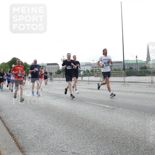 29.06.2025 - hella hamburg halbmarathon Lena Gebhardt http://msf.ph/oto/8456696 29.06.2025 10:31:34 Lombardsbrücke 5165, 13724, 6546, 1770, 1235, 1292, 1373, 1773, 1844, 1879, 1979, 2414, 2831, 2832, 2914, 3396, 3397, 3424, 3571, 3681, 3751, 4561, 4817, 4877, 4953, 5165, 5437, 5846, 5943, 5965, 6057, 6078, 6160, 6195, 6546, 6573, 6640, 7334, 7604, 7772, 8050, 8072, 8073, 8304, 8620, 8806, 9078, 9104, 9183, 9478, 9812, 9883, 10111, 10240, 10586, 11587, 11988, 12627, 13724, 14349, 15725, 16457, 16978, 17224, 17404, 17463, 17509, 17517, 17587, 17706, 19226 meine-sportfotos.de