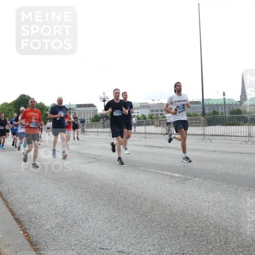 29.06.2025 - hella hamburg halbmarathon Lena Gebhardt http://msf.ph/oto/8456710 29.06.2025 10:31:34 Lombardsbrücke 13724, 5165, 6546, 1235, 1292, 1373, 1773, 1844, 1879, 1979, 2414, 2831, 2832, 2914, 3396, 3397, 3424, 3571, 3681, 3751, 4561, 4817, 4877, 4953, 5165, 5437, 5846, 5943, 5965, 6057, 6078, 6160, 6195, 6546, 6573, 6640, 7334, 7604, 7772, 8050, 8072, 8073, 8304, 8620, 8806, 9078, 9104, 9183, 9478, 9812, 9883, 10111, 10240, 10586, 11587, 11988, 12627, 13724, 14349, 15725, 16457, 16978, 17224, 17404, 17463, 17509, 17517, 17587, 17706, 19226 meine-sportfotos.de
