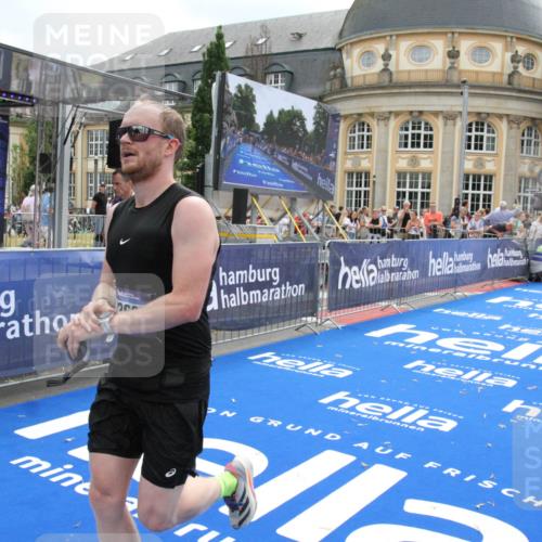 29.06.2025 - hella hamburg halbmarathon Michael Strokosch http://msf.ph/oto/8456718 29.06.2025 10:31:47 Ziel 5187, 13606, 18102 meine-sportfotos.de