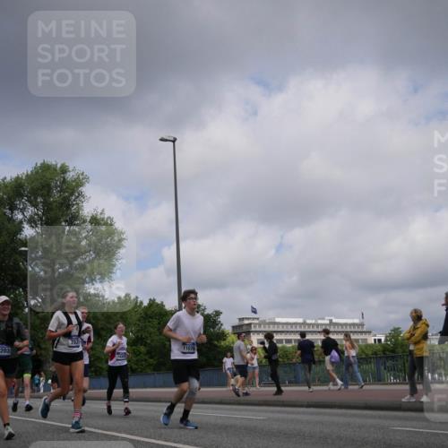 29.06.2025 - hella hamburg halbmarathon Luisa Fischer http://msf.ph/oto/8456732 29.06.2025 10:35:48 Kennedybrücke 3753, 10203, 753, 14347, 11076, 1237, 1647, 3660, 3670, 3753, 5110, 7531, 7749, 8840, 9010, 9542, 10203, 10470, 10624 meine-sportfotos.de