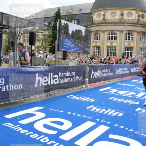 29.06.2025 - hella hamburg halbmarathon Michael Strokosch http://msf.ph/oto/8456757 29.06.2025 10:31:47 Ziel 5187, 13606, 18102 meine-sportfotos.de