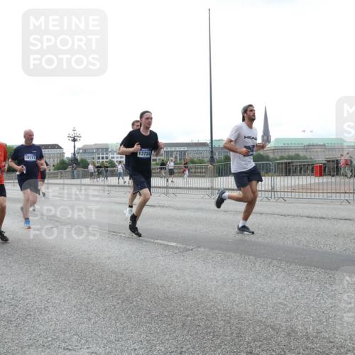 29.06.2025 - hella hamburg halbmarathon Lena Gebhardt http://msf.ph/oto/8456765 29.06.2025 10:31:34 Lombardsbrücke 9143, 18672, 5165, 10111, 13724, 1235, 1292, 1373, 1773, 1844, 1879, 1979, 2414, 2831, 2832, 2914, 3396, 3397, 3424, 3571, 3681, 3751, 4561, 4817, 4877, 4953, 5165, 5437, 5846, 5943, 5965, 6057, 6078, 6160, 6195, 6546, 6573, 6640, 7334, 7604, 7772, 8050, 8072, 8073, 8304, 8620, 8806, 9078, 9104, 9183, 9478, 9812, 9883, 10111, 10240, 10586, 11587, 11988, 12627, 13724, 14349, 15725, 16457, 16978, 17224, 17404, 17463, 17509, 17517, 17587, 17706, 19226 meine-sportfotos.de