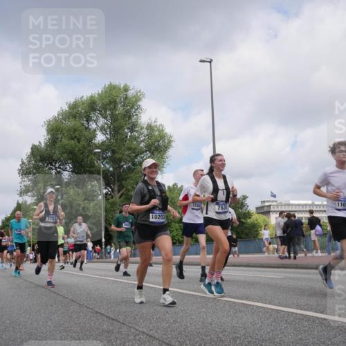 29.06.2025 - hella hamburg halbmarathon Luisa Fischer http://msf.ph/oto/8456774 29.06.2025 10:35:49 Kennedybrücke 1599, 3753, 4542, 18927, 10203, 11076, 12907, 7531, 1237, 1647, 2959, 3660, 3670, 3753, 5110, 7531, 7749, 9542, 9812, 10002, 10203, 10470 meine-sportfotos.de