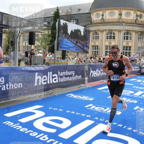 29.06.2025 - hella hamburg halbmarathon Michael Strokosch http://msf.ph/oto/8456815 29.06.2025 10:31:48 Ziel 5187, 13606, 18102 meine-sportfotos.de