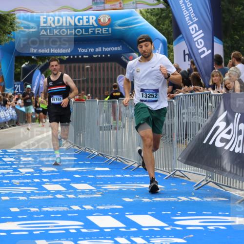 29.06.2025 - hella hamburg halbmarathon Strokosch-Dieckow http://msf.ph/oto/8456863 29.06.2025 10:35:49 Ziel 3843, 13252, 15161, 16119 meine-sportfotos.de