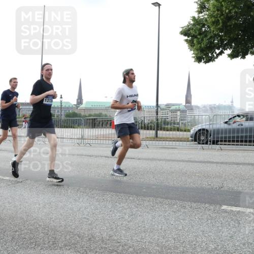 29.06.2025 - hella hamburg halbmarathon Lena Gebhardt http://msf.ph/oto/8456869 29.06.2025 10:31:35 Lombardsbrücke 13724, 1235, 1292, 1373, 1844, 1879, 1979, 2414, 2672, 2831, 2832, 2914, 3396, 3397, 3424, 3571, 3681, 3751, 4561, 4817, 4877, 4953, 5165, 5437, 5846, 5943, 5965, 6057, 6078, 6160, 6195, 6546, 6573, 6640, 7334, 7604, 7772, 8050, 8072, 8073, 8304, 8620, 8806, 9078, 9104, 9183, 9478, 9812, 9883, 10111, 10240, 10586, 11587, 11988, 13724, 14349, 15725, 16457, 16978, 17404, 17509, 17517, 17587, 17706 meine-sportfotos.de