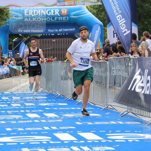 29.06.2025 - hella hamburg halbmarathon Strokosch-Dieckow http://msf.ph/oto/8456885 29.06.2025 10:35:49 Ziel 3843, 13252, 15161, 16119 meine-sportfotos.de