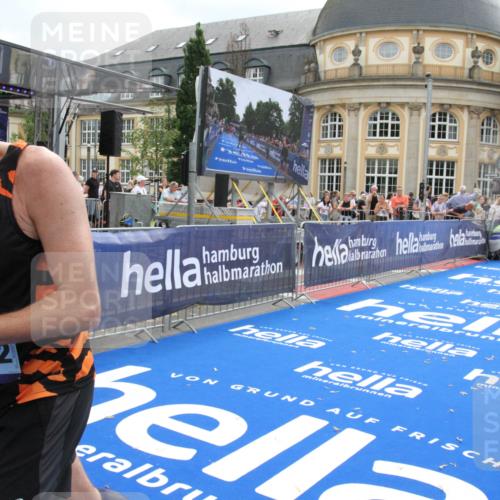 29.06.2025 - hella hamburg halbmarathon Michael Strokosch http://msf.ph/oto/8456886 29.06.2025 10:31:48 Ziel 5187, 13606, 18102 meine-sportfotos.de