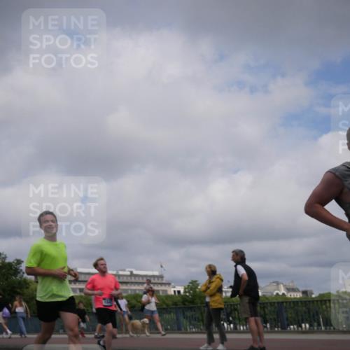29.06.2025 - hella hamburg halbmarathon Luisa Fischer http://msf.ph/oto/8456909 29.06.2025 10:35:54 Kennedybrücke 7749, 164, 954, 1237, 1647, 2959, 3391, 3660, 3670, 3708, 5110, 7135, 7749, 7750, 8170, 9034, 9542, 9812, 10002 meine-sportfotos.de
