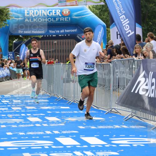 29.06.2025 - hella hamburg halbmarathon Strokosch-Dieckow http://msf.ph/oto/8456915 29.06.2025 10:35:49 Ziel 3843, 13252, 15161, 16119 meine-sportfotos.de