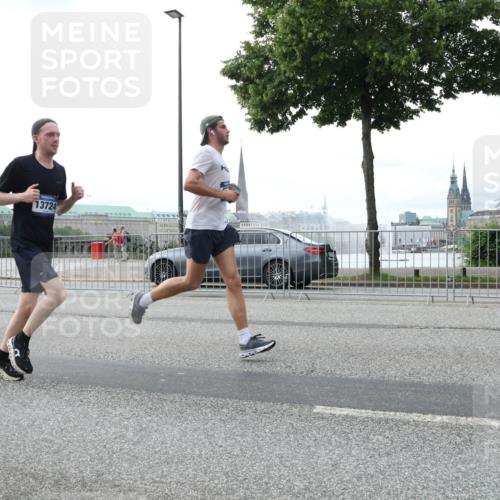 29.06.2025 - hella hamburg halbmarathon Lena Gebhardt http://msf.ph/oto/8456933 29.06.2025 10:31:35 Lombardsbrücke 11884, 13724, 1235, 1292, 1373, 1844, 1879, 1979, 2414, 2672, 2831, 2832, 2914, 3396, 3397, 3424, 3571, 3681, 3751, 4561, 4817, 4877, 4953, 5165, 5437, 5846, 5943, 5965, 6057, 6078, 6160, 6195, 6546, 6573, 6640, 7334, 7604, 7772, 8050, 8072, 8073, 8304, 8620, 8806, 9078, 9104, 9183, 9478, 9812, 9883, 10111, 10240, 10586, 11587, 11988, 13724, 14349, 15725, 16457, 16978, 17404, 17509, 17517, 17587, 17706 meine-sportfotos.de