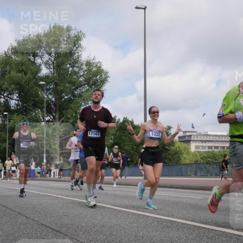 29.06.2025 - hella hamburg halbmarathon Luisa Fischer http://msf.ph/oto/8456937 29.06.2025 10:35:55 Kennedybrücke 7135, 9812, 3660, 511, 17167, 12508, 1237, 7749, 1237, 1647, 2959, 3391, 3660, 3670, 3708, 5110, 7135, 7749, 7750, 8170, 9034, 9542, 9812, 10002 meine-sportfotos.de