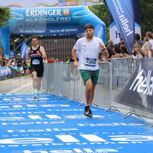29.06.2025 - hella hamburg halbmarathon Strokosch-Dieckow http://msf.ph/oto/8456946 29.06.2025 10:35:49 Ziel 3843, 13252, 15161, 16119 meine-sportfotos.de