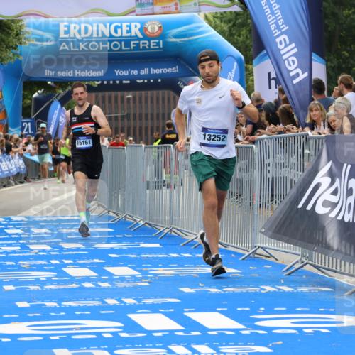 29.06.2025 - hella hamburg halbmarathon Strokosch-Dieckow http://msf.ph/oto/8456958 29.06.2025 10:35:49 Ziel 3843, 13252, 15161, 16119 meine-sportfotos.de