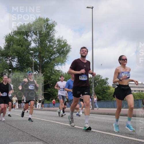29.06.2025 - hella hamburg halbmarathon Luisa Fischer http://msf.ph/oto/8456965 29.06.2025 10:35:55 Kennedybrücke 9812, 3660, 5110, 1237, 17167, 1237, 1647, 2959, 3391, 3660, 3670, 3708, 5110, 7135, 7749, 7750, 8170, 9034, 9542, 9812, 10002 meine-sportfotos.de