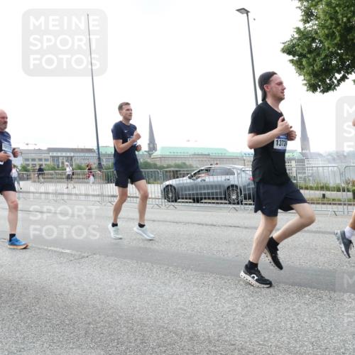 29.06.2025 - hella hamburg halbmarathon Lena Gebhardt http://msf.ph/oto/8457041 29.06.2025 10:31:35 Lombardsbrücke 5165, 10111, 1372, 1235, 1292, 1373, 1844, 1879, 1979, 2414, 2672, 2831, 2832, 2914, 3396, 3397, 3424, 3571, 3681, 3751, 4561, 4817, 4877, 4953, 5165, 5437, 5846, 5943, 5965, 6057, 6078, 6160, 6195, 6546, 6573, 6640, 7334, 7604, 7772, 8050, 8072, 8073, 8304, 8620, 8806, 9078, 9104, 9183, 9478, 9812, 9883, 10111, 10240, 10586, 11587, 11988, 13724, 14349, 15725, 16457, 16978, 17404, 17509, 17517, 17587, 17706 meine-sportfotos.de
