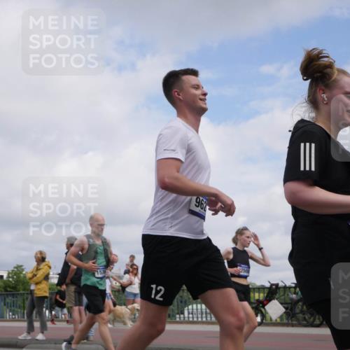 29.06.2025 - hella hamburg halbmarathon Luisa Fischer http://msf.ph/oto/8457063 29.06.2025 10:36:00 Kennedybrücke 153, 12, 962, 98, 1647, 1732, 2059, 2959, 3221, 3391, 3653, 3660, 3708, 4096, 4555, 5110, 5156, 6861, 7135, 7750, 8170, 9034, 9471, 9812, 10002, 10770 meine-sportfotos.de