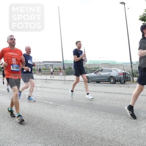 29.06.2025 - hella hamburg halbmarathon Lena Gebhardt http://msf.ph/oto/8457090 29.06.2025 10:31:35 Lombardsbrücke 18672, 5165, 10111, 13, 1235, 1292, 1373, 1844, 1879, 1979, 2414, 2672, 2831, 2832, 2914, 3396, 3397, 3424, 3571, 3681, 3751, 4561, 4817, 4877, 4953, 5165, 5437, 5846, 5943, 5965, 6057, 6078, 6160, 6195, 6546, 6573, 6640, 7334, 7604, 7772, 8050, 8072, 8073, 8304, 8620, 8806, 9078, 9104, 9183, 9478, 9812, 9883, 10111, 10240, 10586, 11587, 11988, 13724, 14349, 15725, 16457, 16978, 17404, 17509, 17517, 17587, 17706 meine-sportfotos.de