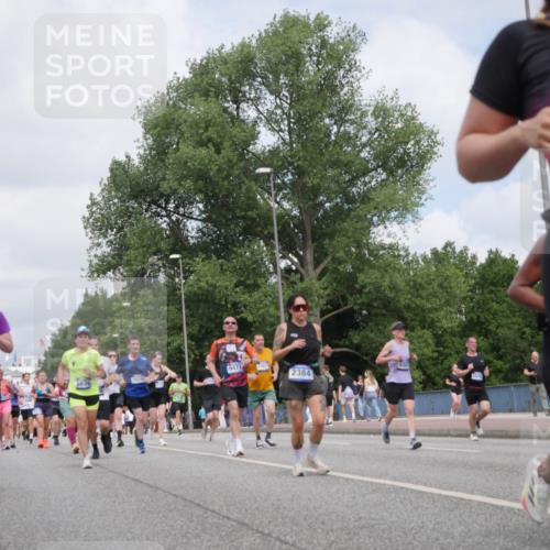 29.06.2025 - hella hamburg halbmarathon Luisa Fischer http://msf.ph/oto/8457195 29.06.2025 10:36:07 Kennedybrücke 9471, 11972, 16246, 2384, 8839, 1474, 1275, 13, 1732, 1879, 2059, 2384, 3221, 3422, 3653, 4030, 4096, 4555, 5156, 5581, 6861, 8595, 8839, 9289, 9471, 9768, 9780, 10770 meine-sportfotos.de