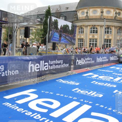 29.06.2025 - hella hamburg halbmarathon Michael Strokosch http://msf.ph/oto/8457198 29.06.2025 10:31:55 Ziel 3935, 10927, 11929 meine-sportfotos.de