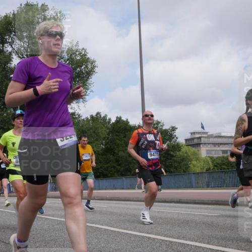 29.06.2025 - hella hamburg halbmarathon Luisa Fischer http://msf.ph/oto/8457252 29.06.2025 10:36:10 Kennedybrücke 9768, 8, 11972, 9471, 2384, 1078, 1199, 1373, 1732, 1879, 2059, 2384, 3221, 3422, 3653, 4030, 4096, 4446, 4555, 5581, 6861, 8175, 8595, 8839, 9289, 9471, 9768, 9780 meine-sportfotos.de