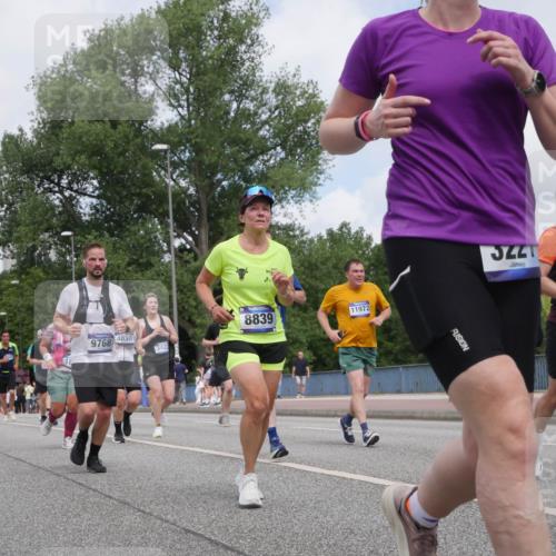 29.06.2025 - hella hamburg halbmarathon Luisa Fischer http://msf.ph/oto/8457260 29.06.2025 10:36:11 Kennedybrücke 1373, 8175, 16310, 18, 4030, 9768, 3422, 8839, 11972, 9471, 1078, 1199, 1373, 1732, 1879, 2384, 2838, 3221, 3422, 3653, 4030, 4096, 4446, 5581, 6861, 8175, 8595, 8839, 9289, 9471, 9768, 9780 meine-sportfotos.de