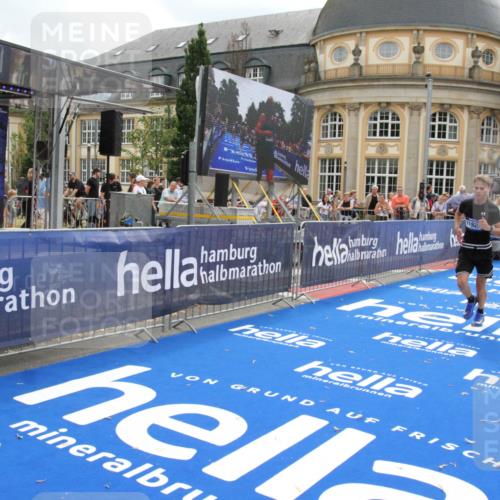29.06.2025 - hella hamburg halbmarathon Michael Strokosch http://msf.ph/oto/8457261 29.06.2025 10:31:55 Ziel 3935, 10927, 11929 meine-sportfotos.de