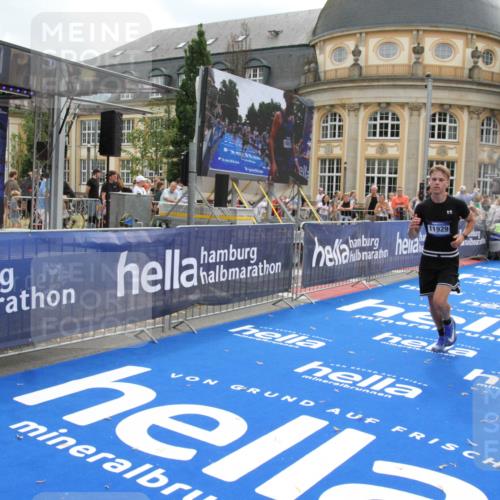 29.06.2025 - hella hamburg halbmarathon Michael Strokosch http://msf.ph/oto/8457302 29.06.2025 10:31:56 Ziel 3935, 4698, 6619, 10927, 11929 meine-sportfotos.de