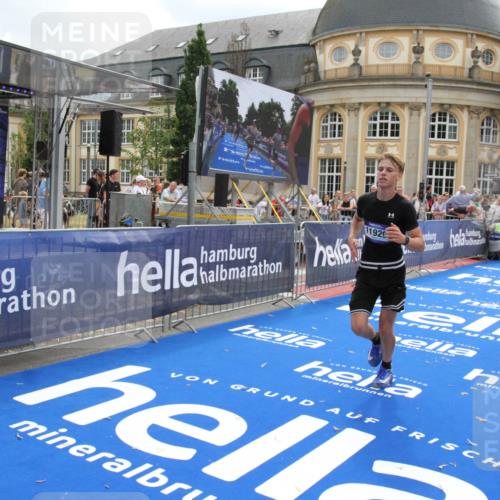 29.06.2025 - hella hamburg halbmarathon Michael Strokosch http://msf.ph/oto/8457344 29.06.2025 10:31:56 Ziel 3935, 4698, 6619, 10927, 11929 meine-sportfotos.de