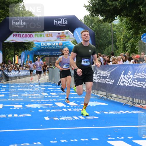 29.06.2025 - hella hamburg halbmarathon Strokosch-Dieckow http://msf.ph/oto/8457400 29.06.2025 10:35:37 Ziel 1344, 4062, 5269, 10384, 12462, 12899, 14841, 16119, 16123, 16695, 17612, 17826, 18841 meine-sportfotos.de