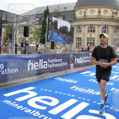 29.06.2025 - hella hamburg halbmarathon Michael Strokosch http://msf.ph/oto/8457436 29.06.2025 10:31:57 Ziel 3935, 4698, 6619, 10927, 11199, 11929 meine-sportfotos.de