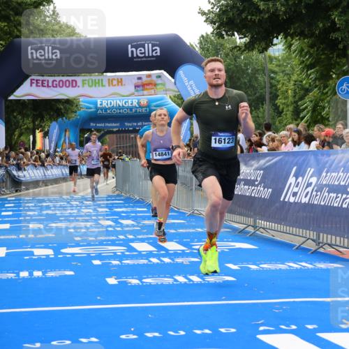29.06.2025 - hella hamburg halbmarathon Strokosch-Dieckow http://msf.ph/oto/8457442 29.06.2025 10:35:37 Ziel 1344, 4062, 5269, 10384, 12462, 12899, 14841, 16119, 16123, 16695, 17612, 17826, 18841 meine-sportfotos.de