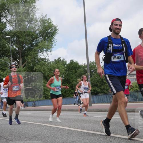 29.06.2025 - hella hamburg halbmarathon Luisa Fischer http://msf.ph/oto/8457447 29.06.2025 10:36:22 Kennedybrücke 9750, 4650, 16391, 12039, 993, 3560, 15951, 713, 15957, 1078, 1324, 1373, 2085, 2838, 3341, 3560, 3871, 4164, 4446, 5917, 6773, 8175, 8993, 9750 meine-sportfotos.de