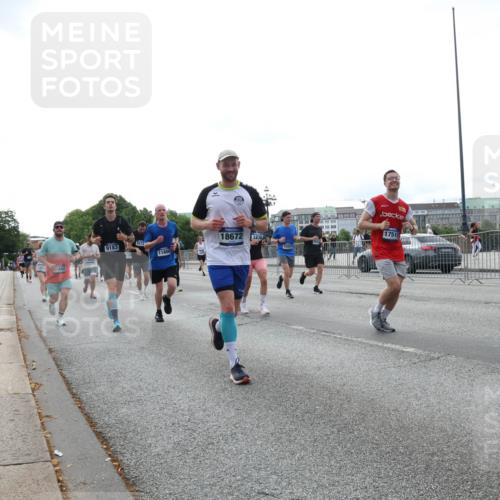 29.06.2025 - hella hamburg halbmarathon Lena Gebhardt http://msf.ph/oto/8457468 29.06.2025 10:31:36 Lombardsbrücke 18672, 1836, 17517, 6573, 9183, 15020, 11800, 101, 1235, 1292, 1373, 1844, 1879, 1979, 2414, 2672, 2831, 2832, 2914, 3396, 3397, 3424, 3571, 3681, 3751, 4561, 4817, 4877, 4953, 5165, 5437, 5846, 5943, 5965, 6057, 6078, 6160, 6546, 6573, 6640, 7334, 7604, 7772, 7898, 8050, 8072, 8073, 8304, 8620, 8806, 9078, 9104, 9183, 9478, 9812, 9883, 10111, 10240, 10586, 11587, 11988, 13724, 14349, 15725, 16457, 16978, 17404, 17509, 17517, 17587, 17706 meine-sportfotos.de