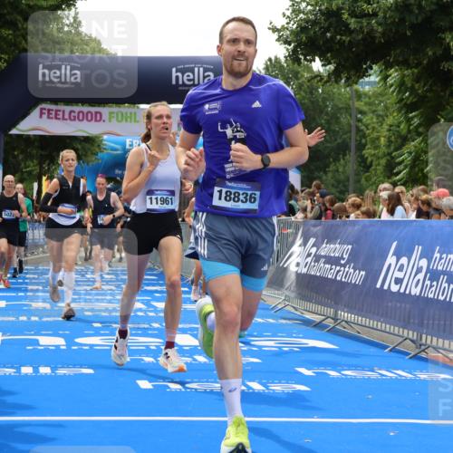 29.06.2025 - hella hamburg halbmarathon Strokosch-Dieckow http://msf.ph/oto/8457491 29.06.2025 10:47:51 Ziel 1604, 1613, 2340, 4528, 5022, 5915, 6836, 8564, 11961, 12679, 14383, 14730, 15333, 16766, 17451, 18356, 18836, 19198 meine-sportfotos.de