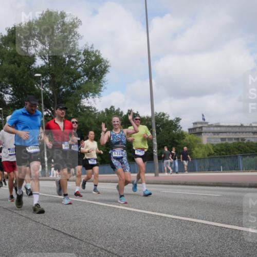 29.06.2025 - hella hamburg halbmarathon Luisa Fischer http://msf.ph/oto/8457508 29.06.2025 10:36:27 Kennedybrücke 14085, 387, 5917, 1281, 3341, 1324, 9750, 1324, 1995, 2085, 2342, 3341, 3560, 3871, 4164, 5180, 5917, 6773, 6999, 7705, 8891, 8993, 9591, 9750 meine-sportfotos.de