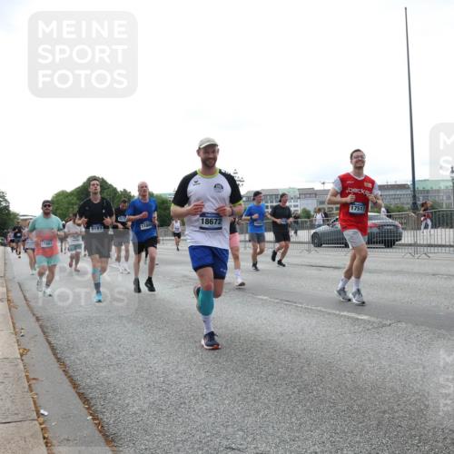 29.06.2025 - hella hamburg halbmarathon Lena Gebhardt http://msf.ph/oto/8457509 29.06.2025 10:31:36 Lombardsbrücke 9183, 11800, 18672, 17404, 17517, 1235, 1292, 1373, 1844, 1879, 1979, 2414, 2672, 2831, 2832, 2914, 3396, 3397, 3424, 3571, 3681, 3751, 4561, 4817, 4877, 4953, 5165, 5437, 5846, 5943, 5965, 6057, 6078, 6160, 6546, 6573, 6640, 7334, 7604, 7772, 7898, 8050, 8072, 8073, 8304, 8620, 8806, 9078, 9104, 9183, 9478, 9812, 9883, 10111, 10240, 10586, 11587, 11988, 13724, 14349, 15725, 16457, 16978, 17404, 17509, 17517, 17587, 17706 meine-sportfotos.de