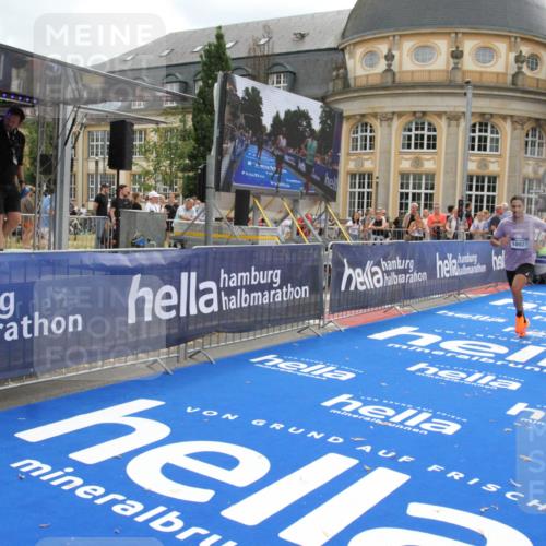 29.06.2025 - hella hamburg halbmarathon Michael Strokosch http://msf.ph/oto/8457513 29.06.2025 10:31:59 Ziel 3935, 4129, 4698, 6619, 10927, 11199 meine-sportfotos.de