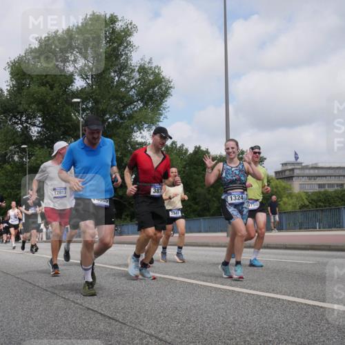 29.06.2025 - hella hamburg halbmarathon Luisa Fischer http://msf.ph/oto/8457516 29.06.2025 10:36:27 Kennedybrücke 677, 12813, 4085, 387, 3341, 1324, 8750, 1324, 1995, 2085, 2342, 3341, 3560, 3871, 4164, 5180, 5917, 6773, 6999, 7705, 8891, 8993, 9591, 9750 meine-sportfotos.de