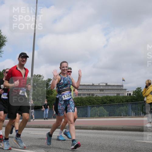 29.06.2025 - hella hamburg halbmarathon Luisa Fischer http://msf.ph/oto/8457523 29.06.2025 10:36:28 Kennedybrücke 14085, 591, 387, 1324, 1324, 1995, 2085, 2342, 3341, 3871, 4164, 5180, 5917, 6773, 6999, 7705, 8891, 9591, 9750 meine-sportfotos.de