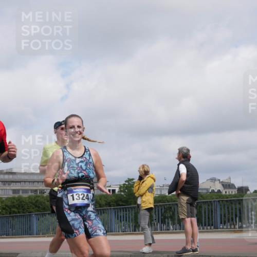29.06.2025 - hella hamburg halbmarathon Luisa Fischer http://msf.ph/oto/8457530 29.06.2025 10:36:28 Kennedybrücke 387, 1324, 1324, 1995, 2085, 2342, 3341, 3871, 4164, 5180, 5917, 6773, 6999, 7705, 8891, 9591, 9750 meine-sportfotos.de