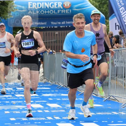 29.06.2025 - hella hamburg halbmarathon Strokosch-Dieckow http://msf.ph/oto/8457531 29.06.2025 10:35:21 Ziel 1889, 4050, 4944, 7867, 10771, 10877, 11898, 12514, 13798, 14789, 15390, 15701, 15773, 15931, 15959, 16811, 19022 meine-sportfotos.de