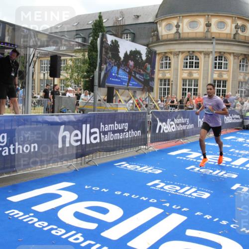 29.06.2025 - hella hamburg halbmarathon Michael Strokosch http://msf.ph/oto/8457545 29.06.2025 10:31:59 Ziel 3935, 4129, 4698, 6619, 10927, 11199 meine-sportfotos.de