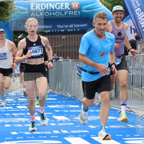 29.06.2025 - hella hamburg halbmarathon Strokosch-Dieckow http://msf.ph/oto/8457574 29.06.2025 10:35:21 Ziel 1889, 4050, 4944, 7867, 10771, 10877, 11898, 12514, 13798, 14789, 15390, 15701, 15773, 15931, 15959, 16811, 19022 meine-sportfotos.de