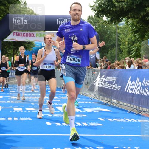 29.06.2025 - hella hamburg halbmarathon Strokosch-Dieckow http://msf.ph/oto/8457587 29.06.2025 10:47:51 Ziel 1604, 1613, 2340, 4528, 5022, 5915, 6836, 8564, 11961, 12679, 14383, 14730, 15333, 16766, 17451, 18356, 18836, 19198 meine-sportfotos.de
