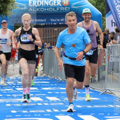 29.06.2025 - hella hamburg halbmarathon Strokosch-Dieckow http://msf.ph/oto/8457591 29.06.2025 10:35:21 Ziel 1889, 4050, 4944, 7867, 10771, 10877, 11898, 12514, 13798, 14789, 15390, 15701, 15773, 15931, 15959, 16811, 19022 meine-sportfotos.de